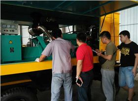 羅德技術(shù)團(tuán)隊與工廠人員交流移動泵車