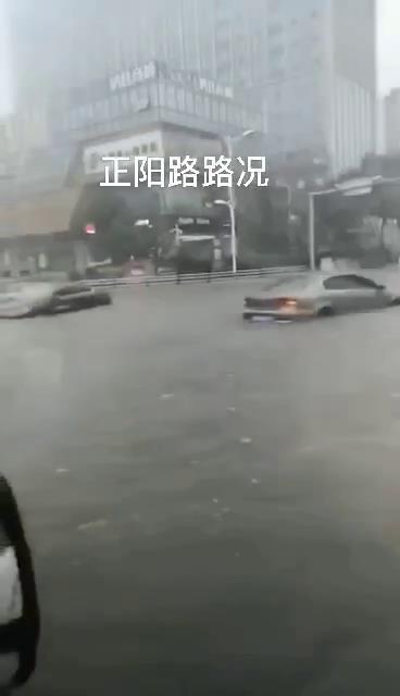 臺(tái)風(fēng)巴威造成青島城市內(nèi)澇，機(jī)動(dòng)車(chē)熄火