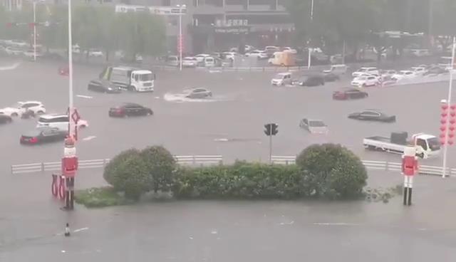 大流量移動(dòng)泵車(chē)解決城市內(nèi)澇問(wèn)題